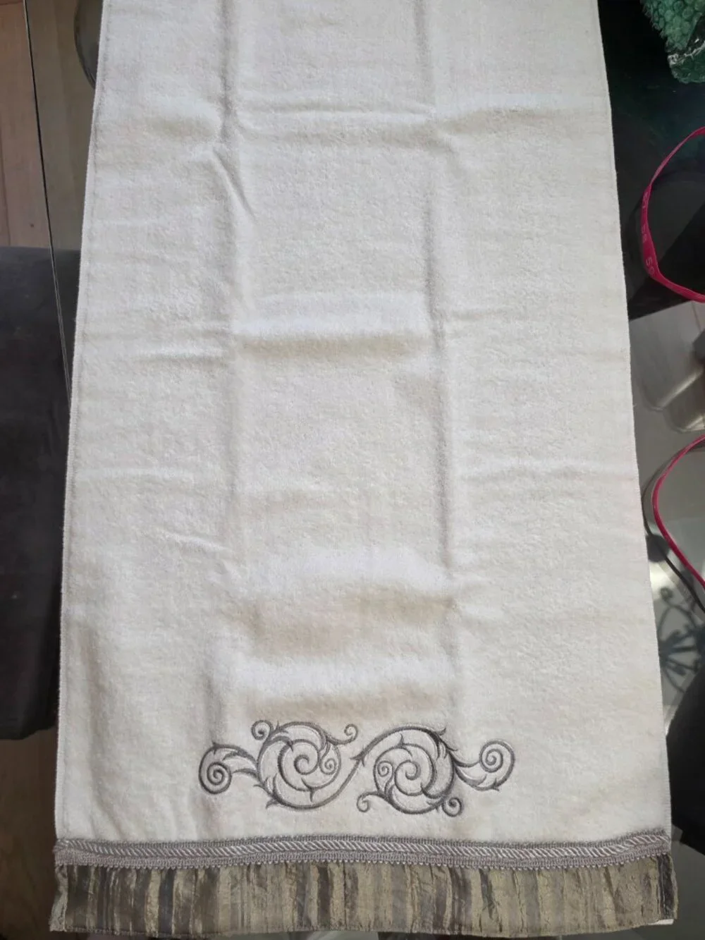 Avanti white 100% cotton embrodered embellished hand towels (4)